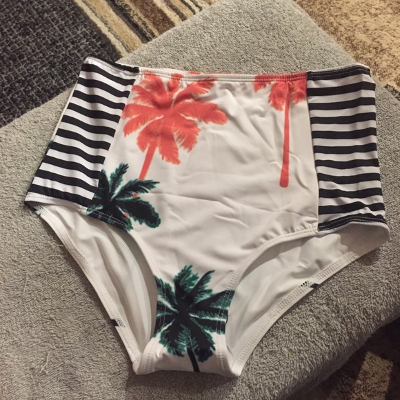 LAST 1 Large (8) 🚨Palm Tree Front Zip Suit - Picture 5 of 8